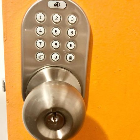 Women Only Rooms - Men Only Rooms - Free Wifi - Coffee Parking - Lockers マイアミ エクステリア 写真