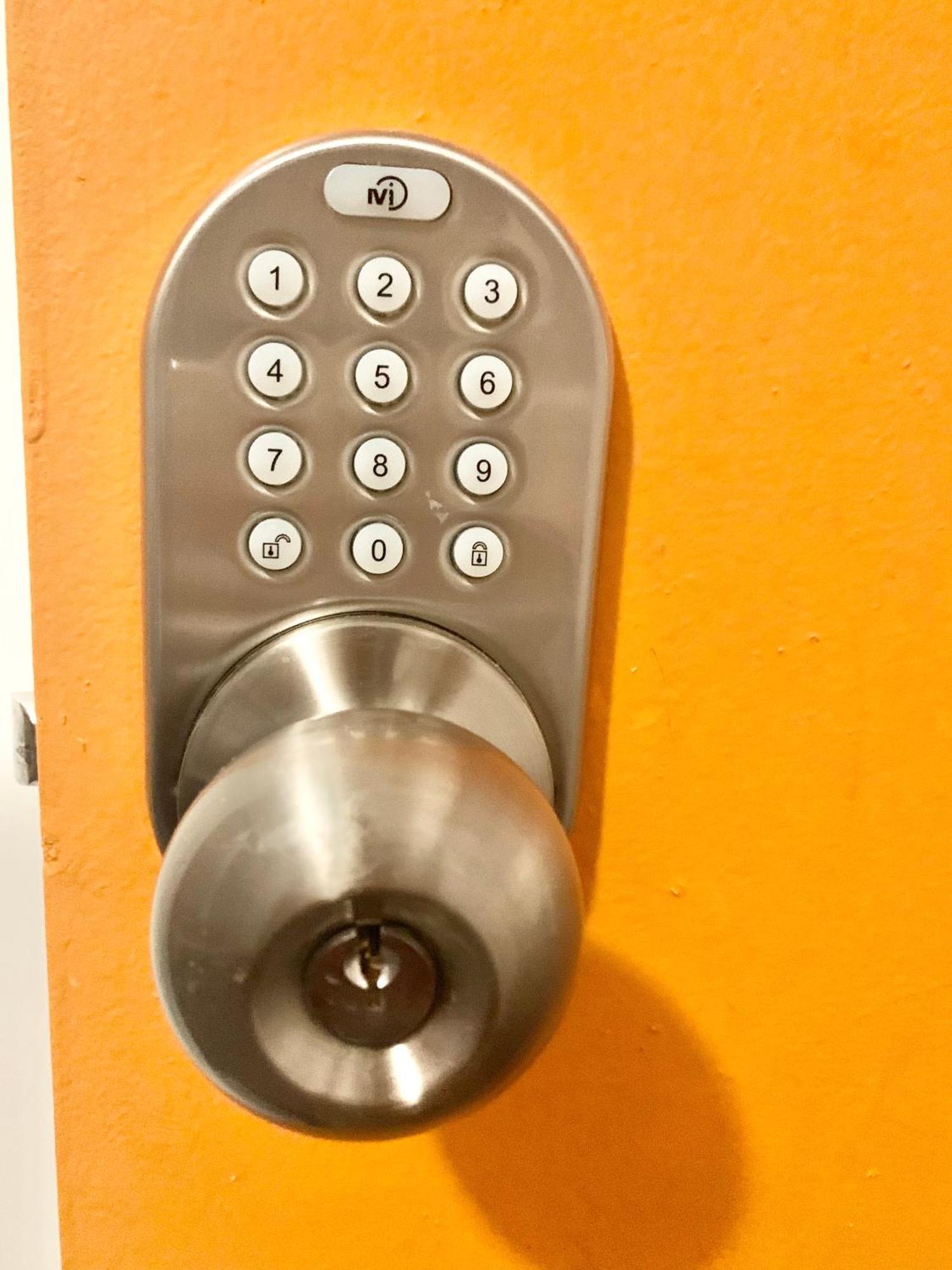 Women Only Rooms - Men Only Rooms - Free Wifi - Coffee Parking - Lockers マイアミ エクステリア 写真